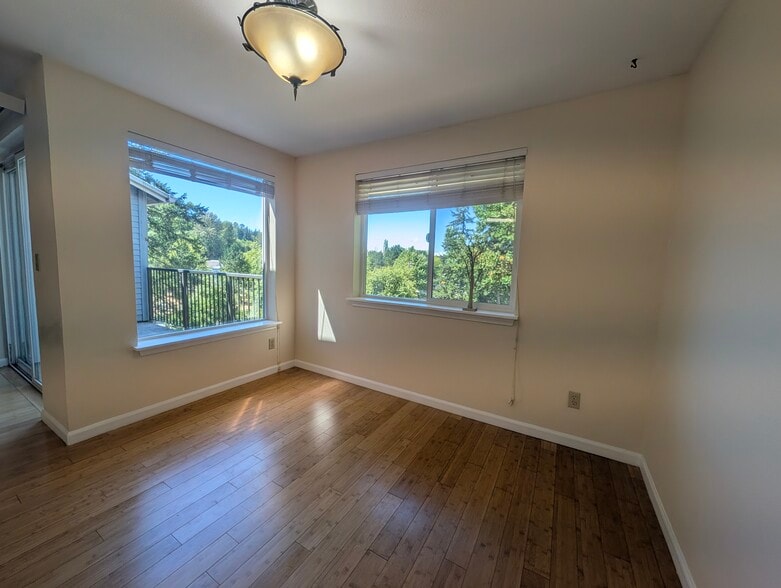Building Photo - 4316 W Lake Sammamish Pky SE