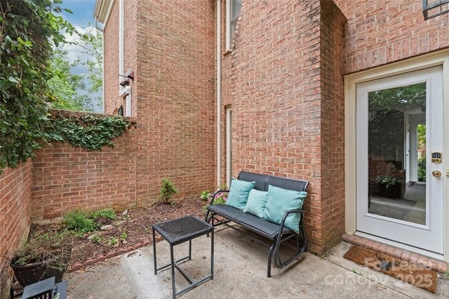 Building Photo - 500 N Poplar St