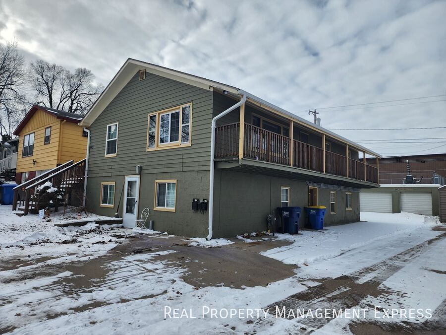 Building Photo - 3 Bedroom 1 Bathroom Unit