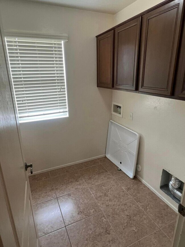 Building Photo - 4-bedroom and loft in the Willows with com...
