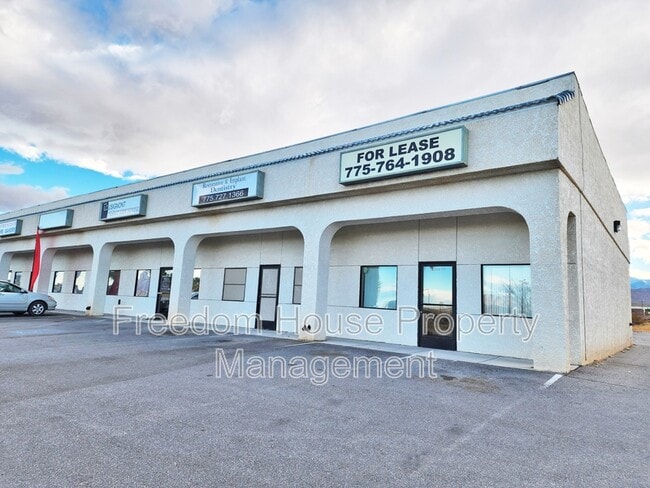 Building Photo - 1231 E Basin Ave
