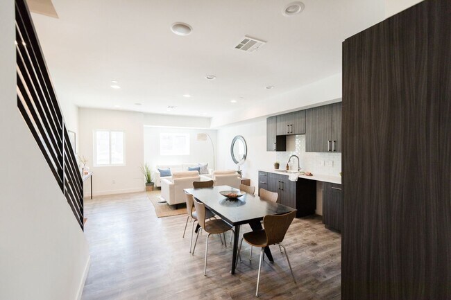 Interior Photo - 14827 W Victory Blvd