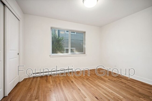Building Photo - 118 12th Ave E