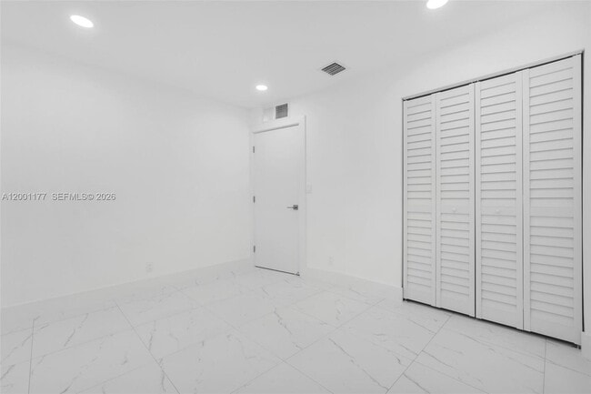 Building Photo - 810 SW 14th Ct