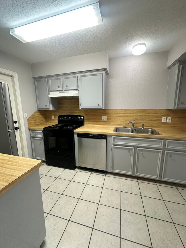 Building Photo - 2612 Cheyenne Dr