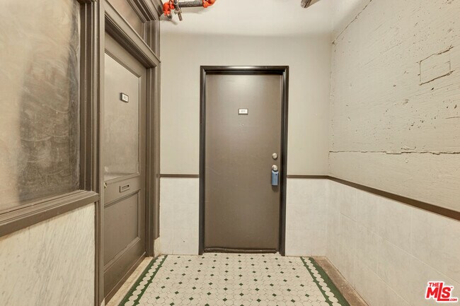 Building Photo - 215 W 7th St