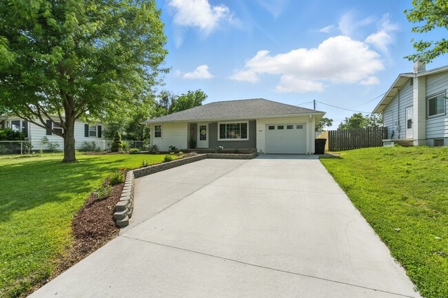 Building Photo - 300 S Pine St