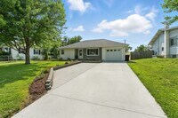 Building Photo - 300 S Pine St