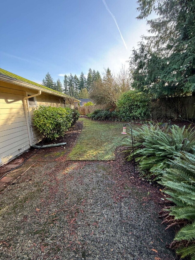 Building Photo - Spacious 4-Bedroom Retreat in Renton Available!