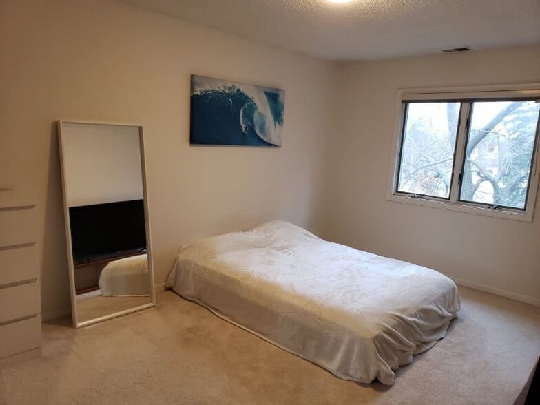 Building Photo - 302 Pinewood Cir