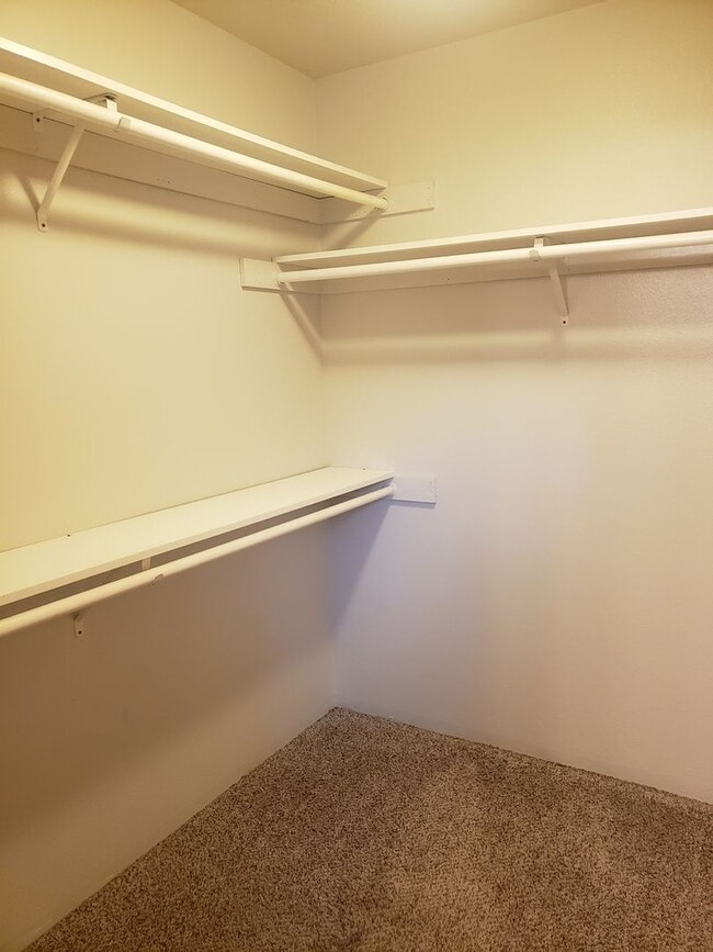 Building Photo - Wonderful townhouse in East Portland! rentalsc21.com