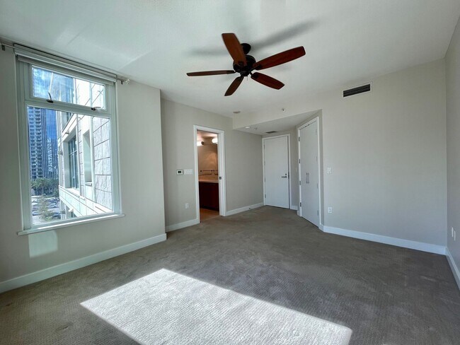 Building Photo - 2 Bedroom- 2 Bathroom Single Story Condo o...