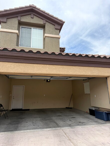 Building Photo - 6868 Sky Pointe Dr