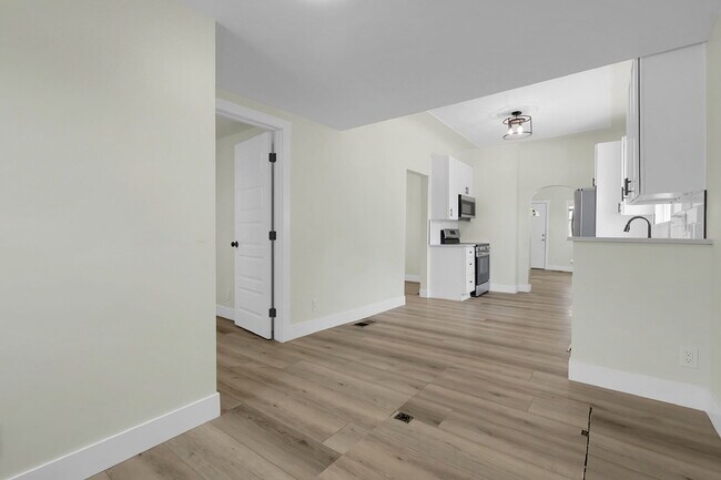 Building Photo - $2,295 - 2 Bed, 1 Bath Newly Renovated Hom...