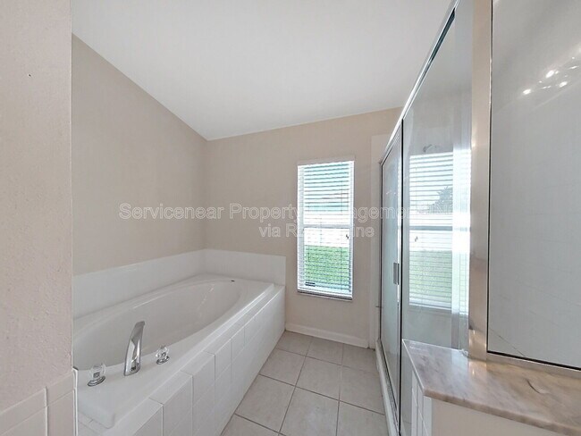 Building Photo - 7603 Crescent Palm Dr