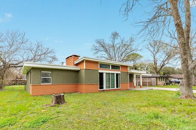 Building Photo - 159 Oak Dr