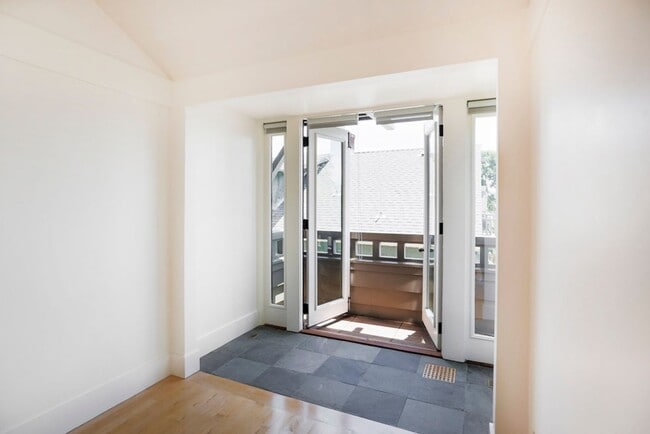 Building Photo - Sunny Apartment in Elmwood Neighborhood