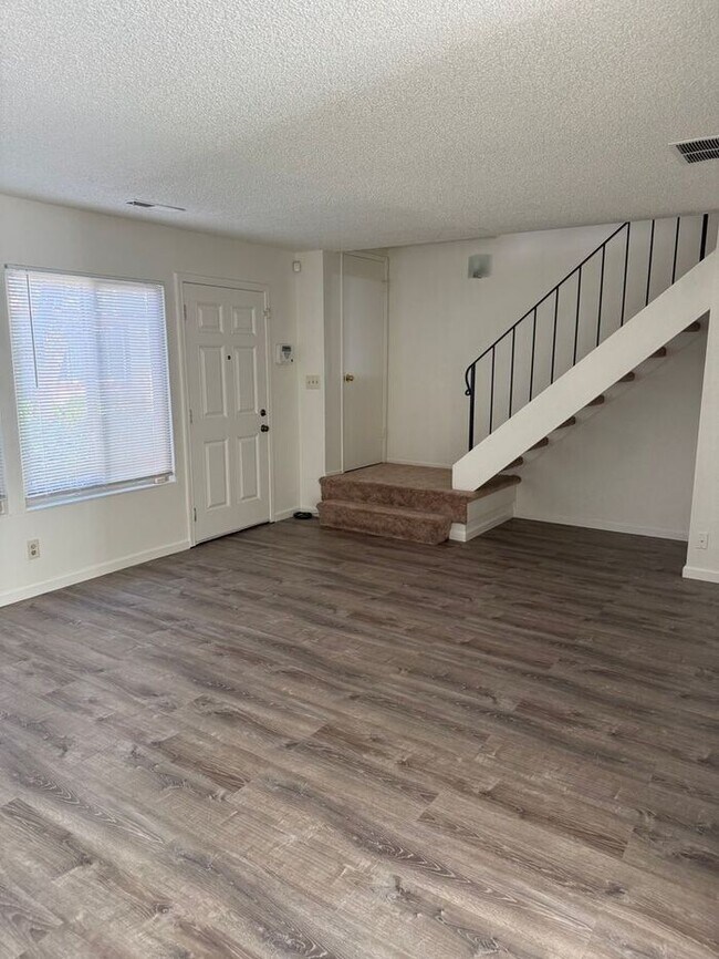Building Photo - Great 2-Story Townhome