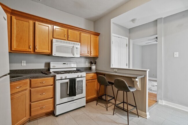 Building Photo - 3 Bedroom House in Southside - Off Street Parking and Central Air