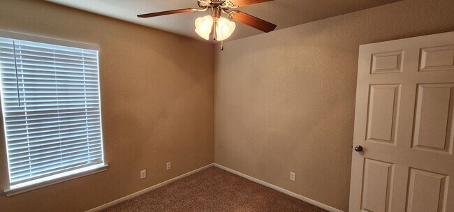 Building Photo - 3 Bedroom 2 bath Duplex South Killeen