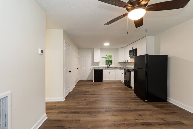 Building Photo - Three Bedroom Home!