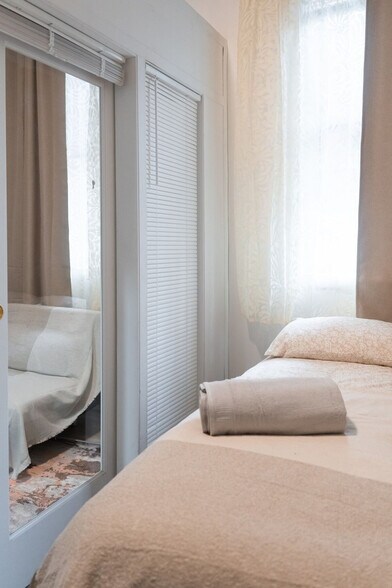 Building Photo - 242 E 33rd St