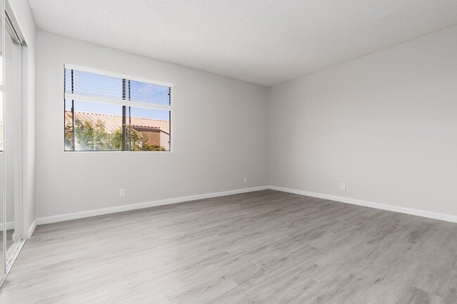 Building Photo - Recently renovated 3 br unit on 2nd floor of gated Desert Shores community