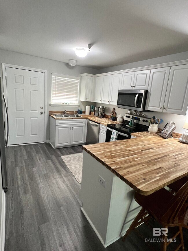 Building Photo - 25957 Canal Rd