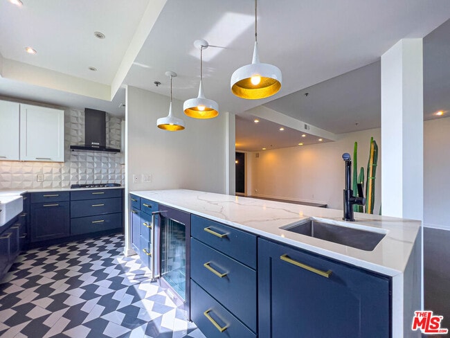 Building Photo - 935 Westbourne Dr