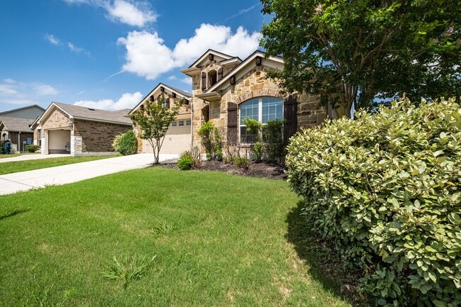 Building Photo - Beautiful & Convenient 3 Bedroom, 2 Bath H...