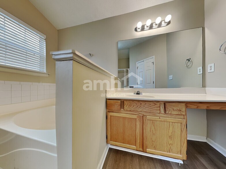Building Photo - 5410 Lakebrooke Run