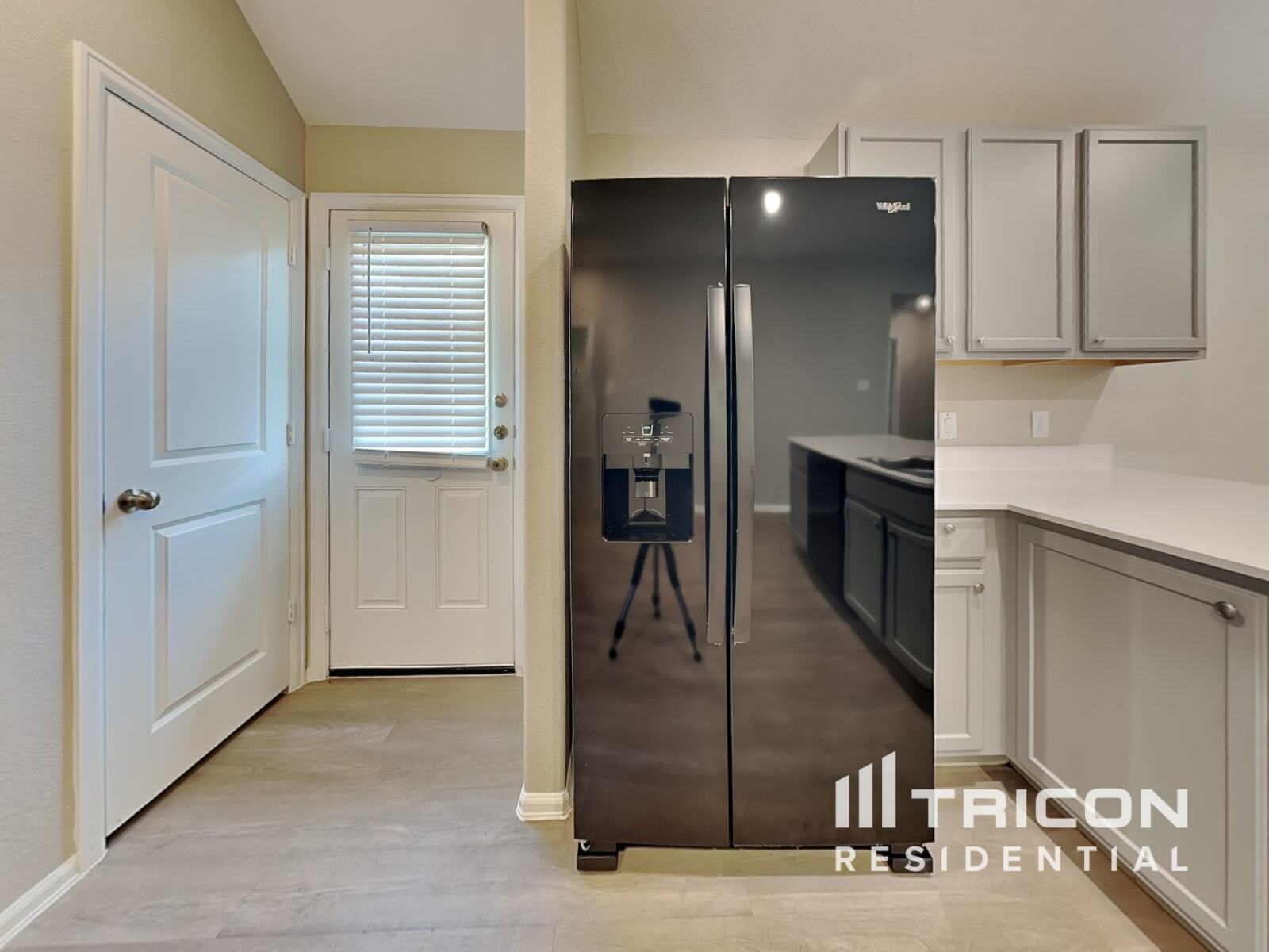 Building Photo - 10487 Pineland Dr