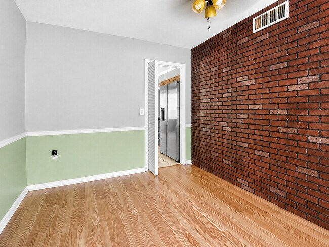 Building Photo - 127 Pine Bluff Dr