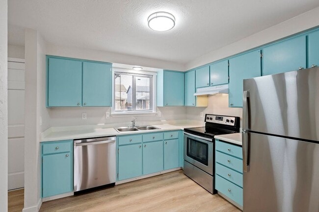 Building Photo - Fantastic 3-Bedroom, 1.5-Bath Duplex With landscaping Included!