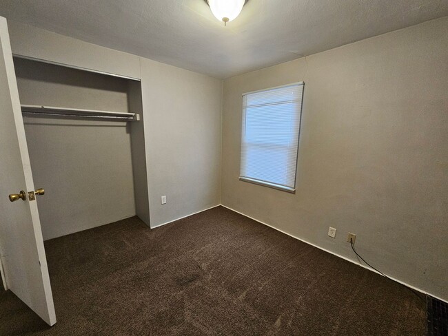 Building Photo - 3 bed, 1 bath, South Bend