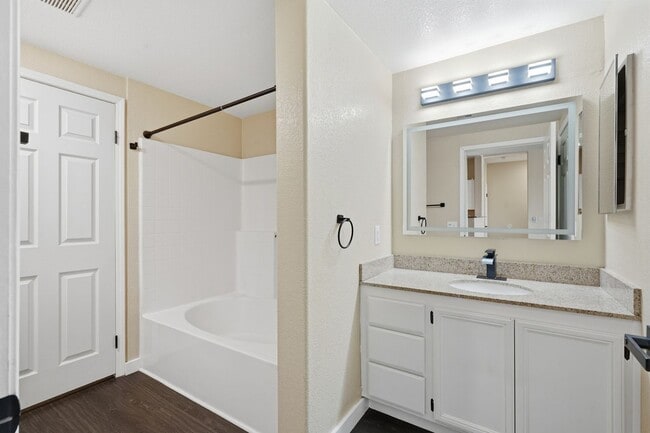 Building Photo - Americana Property Mgmt - Luxury condo 1b - 1b near Summerlin