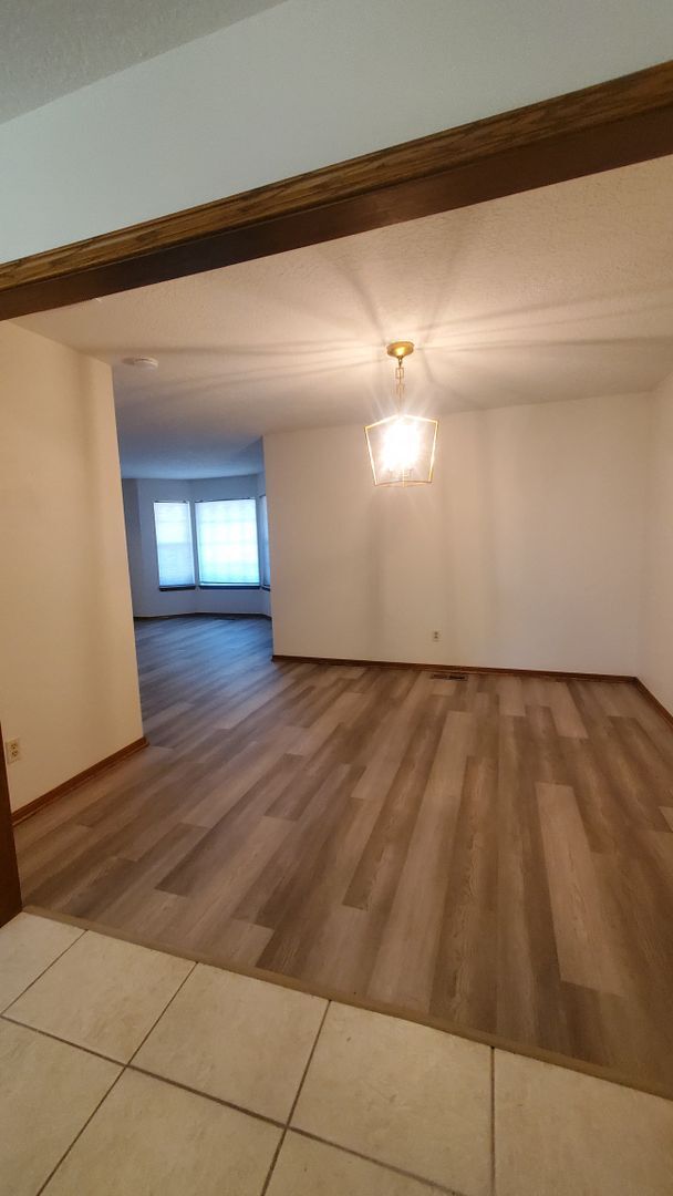 Building Photo - (3) Bed/(2.5) Bath Home on Cul-de-Sac Street AVAIL NOW!