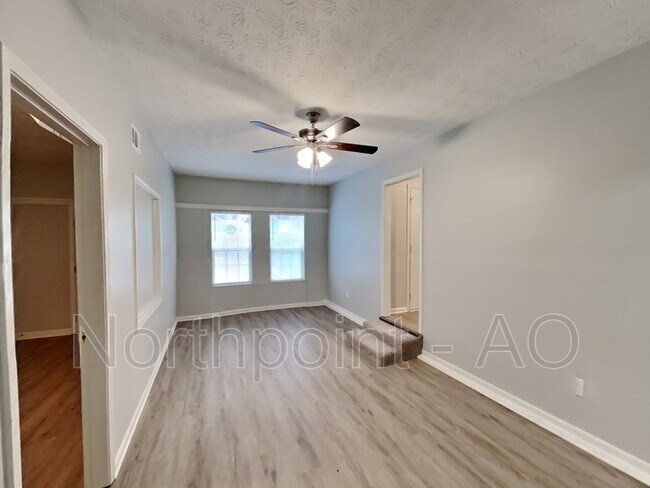 Building Photo - 5761 Western Hills Dr