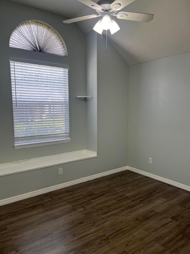 Building Photo - 603 Drakes Landing