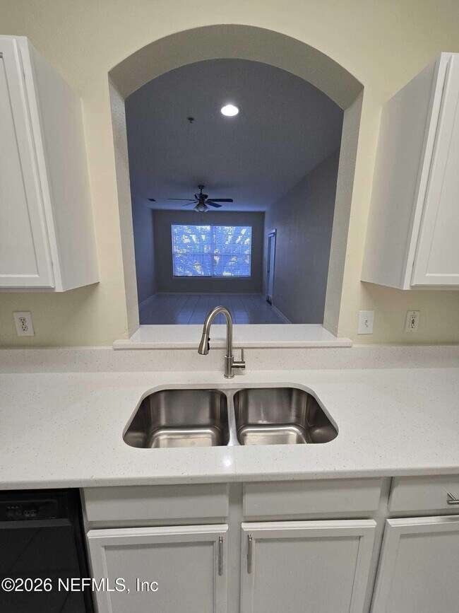 Building Photo - 10550 Baymeadows Rd