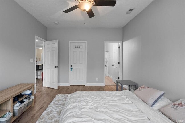 Building Photo - 3BR + Den + Biggest Fenced Yard in Neighbo...