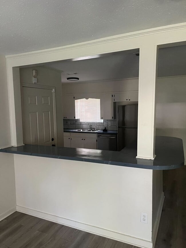 Building Photo - 3 Bedroom 1 Bath