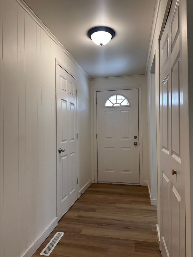 Building Photo - 4 Bed 2 Bath Home Available in Reynoldsburg!