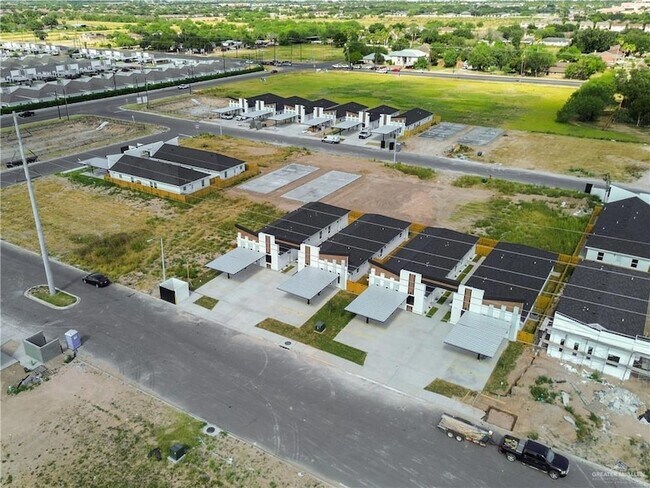 Building Photo - 604 N Onyx Ave