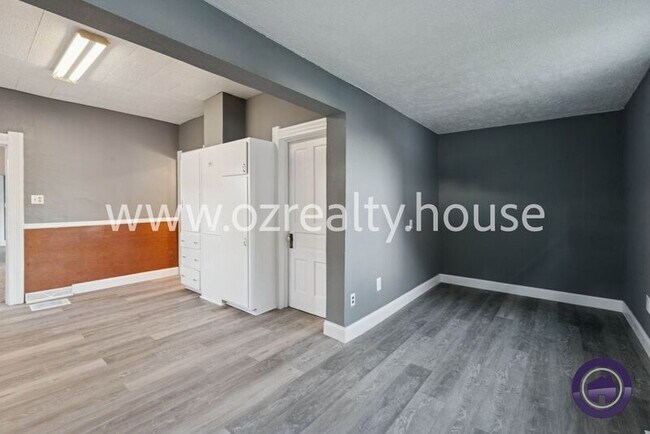 Building Photo - 222 E Park St