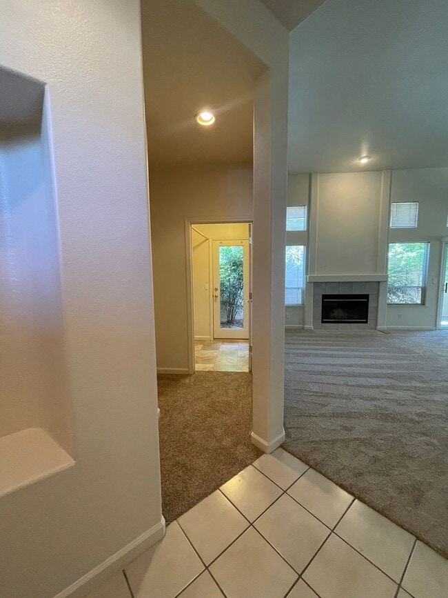 Building Photo - Spacious and Airy Rocklin Home! New Flooring!