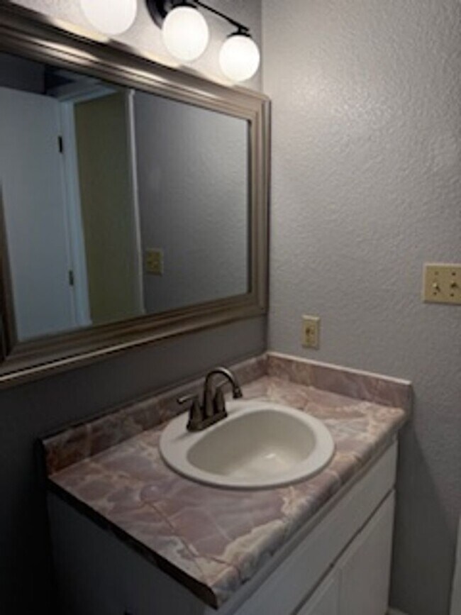 Building Photo - Three Bedroom Home Close to UNR