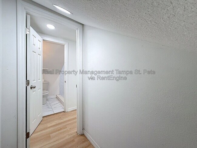 Building Photo - 618 17th Ave S