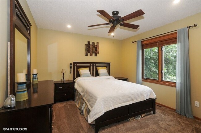 Building Photo - Spacious 5BR Home on Cul-de-Sac – Available June 1