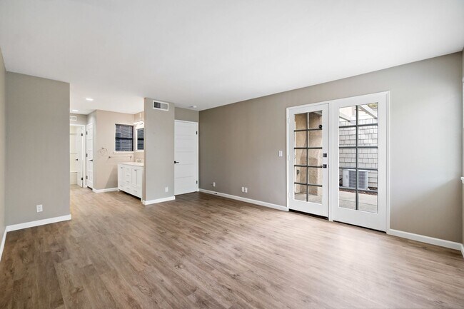 Building Photo - San Diego Desirable Del Cerro - Two Weeks Free - 3 bed / 2 bath Attached Home w Garage, Patio, an...